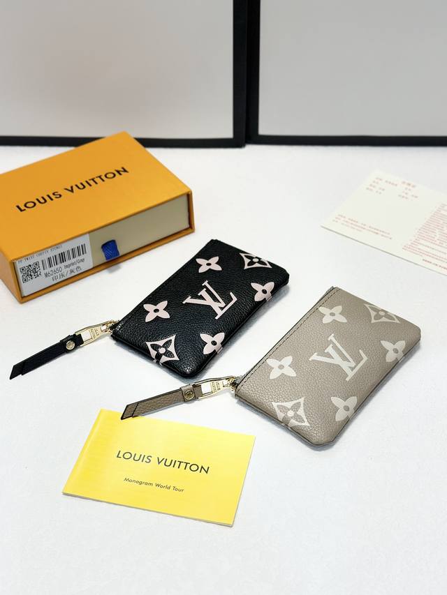 颜色 黑 卡其尺寸 12X7M62650丝印此款钥匙包采用 Monogram Em Inte 皮革制成，拉链设计可稳妥收纳钥匙、硬币、卡片和口红等随身物品，亦可