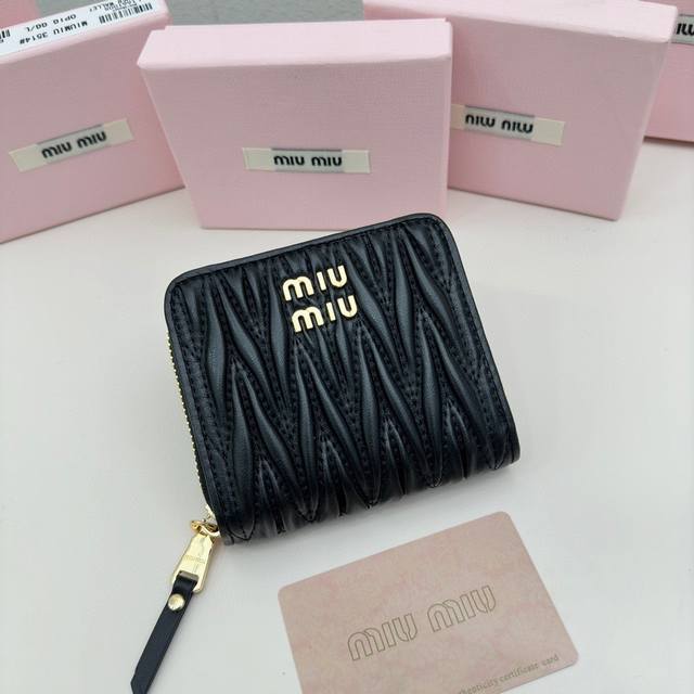 Miumiu 3511颜色 黑色 粉色 蓝色 尺寸 10.5*10*3Miumiu专柜最新款！专柜爆款热力来袭，经典提花压纹设计，釆用顶级进口小羊皮，皮质细腻柔