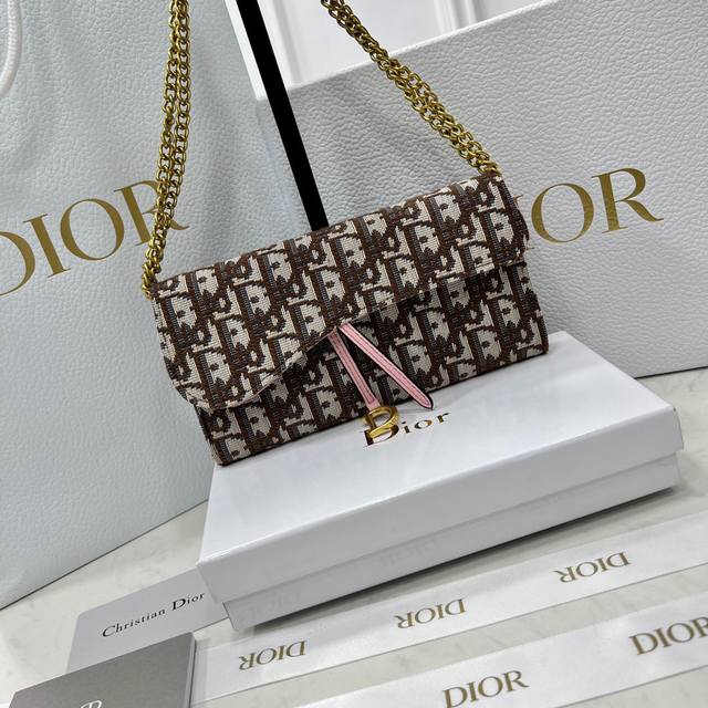 Dior 621668颜色 枣红尺寸 19*10.5*3.5 Dior 专柜同步，可肩背专柜品质顶级进口牛皮 海外订制钥匙扣五金 做工油边精湛