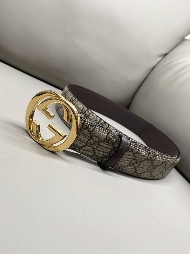 古驰 4.0Cm Gg 2024新款supreme帆布是品牌的一款代表性面料，其灵感源自30年代的典藏设计。互扣式双g以钯金色调配件亮眼呈现，致敬品牌悠久传承。
