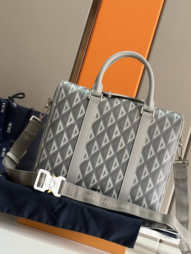 顶级原单 这款公文包是 Dior Lingot 系列的新款单品，将经典优雅与 Dior 的高订精神融为一体。结构分明，采用灰色 CD Diamond 图案帆布精