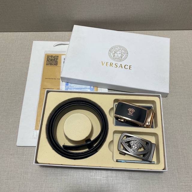 Versace精品款 ☆双扣礼盒套装 含礼盒 专柜有售 范思哲专柜在售正品 此款采用头层牛皮制作 走线油边细致 正品开模 搭配广州原版扣经久耐用、3.5cm规格