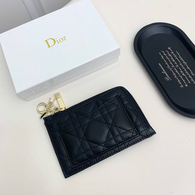 Dior 8696颜色 黑色尺寸：13.5*8.5*1.5Dior专柜春夏新款火爆登场！采用头层牛皮，做工精致， 媲美专柜！多功能小卡包，超级实用！