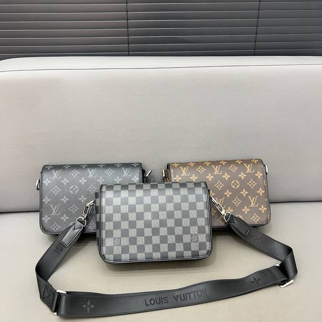 LouisVuitton 路易威登 STUDIO 邮差包翻盖斜挎包 男女通用相机包采用精湛镶嵌细工，实物拍摄 原厂原版面料 配送礼盒 23 x 16cm。