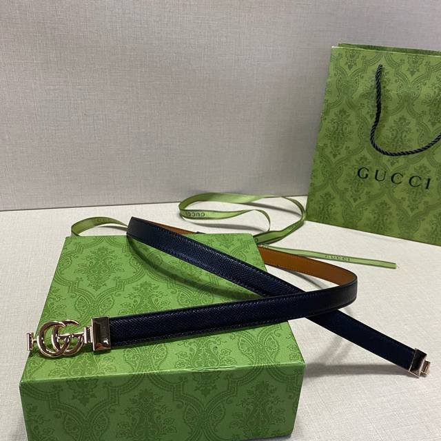 Gucci 女士皮帶，寛2cm，搭配裙子和裤子都可以，颜色也有很多选择，不错的选择，这款比较斯文，亮金色金属扣，长度可自行调节。