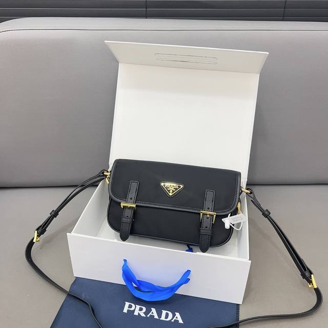 Prada 普拉达 翻盖黑金相机包 单肩斜挎差包 采用精湛镶嵌细工，经典百搭 实物拍摄 原厂原版面料 高端品质 配送防尘袋 22 x 14 cm。