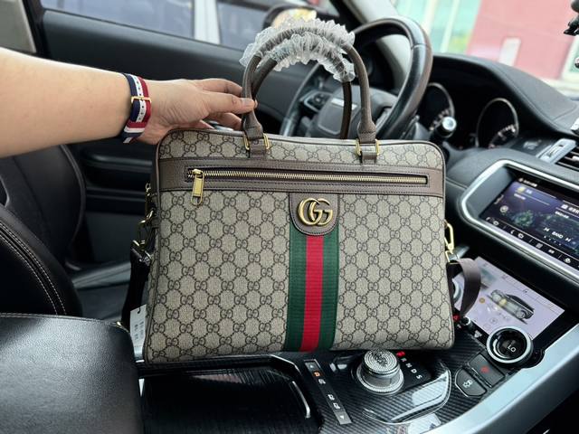 高端货 “ GUCCI 古奇 ”公文包顶级进口原厂面料高清五金logo标志、专用里内里。电脑隔层，拉链暗袋。顺滑拉链、油边超平滑、可单肩斜挎背！做工精致每个细节