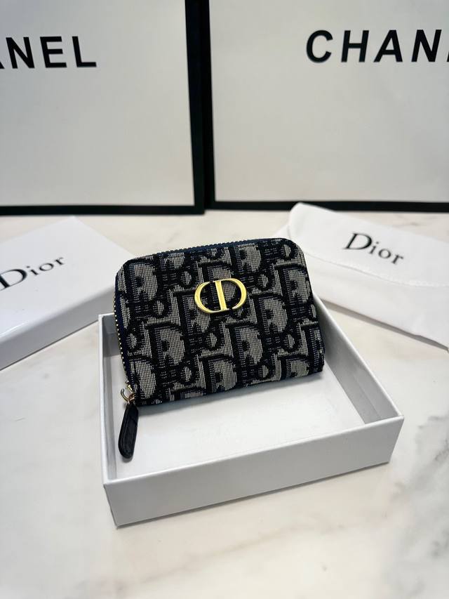 颜色 黑色尺寸：10.5*7 Dior 专柜最新款出货！D家新款马鞍小卡包出货！小小一只，能放十几张卡和几张现金，对于现在人来说足够用了！复古经典的Obliqu