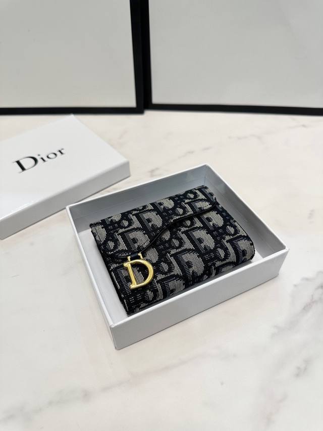 颜色 黑色尺寸：10.5*7 Dior 专柜最新款出货！D家新款马鞍小卡包出货！小小一只，能放十几张卡和几张现金，对于现在人来说足够用了！复古经典的Obliqu