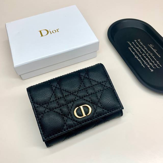 Dior 925颜色 黑色尺寸：11*8.5*3 Dior 专柜最新款出货！这款迷你 Lady Dior 钱包设计精巧，空间宽敞.