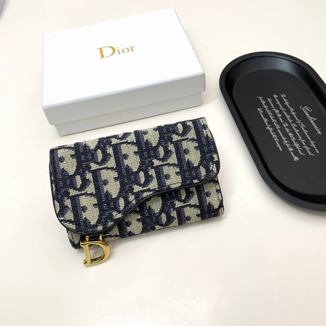 Dior 8592颜色 老花黑色尺寸：6*10*2.5 Dior专柜最新款钥匙包出货！采用进口小牛皮搭配定制带logo五金！做工精致！