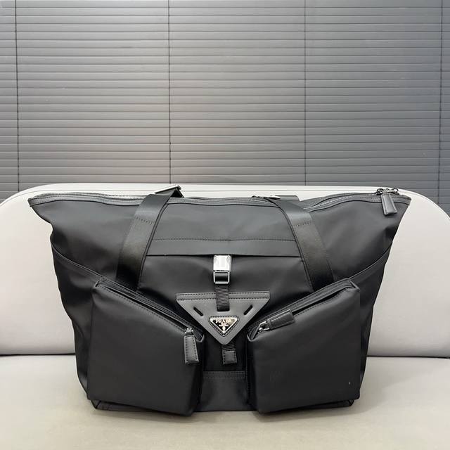 Prada 普拉达 尼龙布旅行袋 单肩斜挎手提包 机场包 采用精湛镶嵌细工，经典百搭 实物拍摄 原厂原版面料 配送防尘袋 38 x 45 cm。