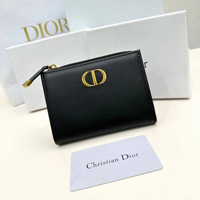 Dior D28颜色 黑色 尺寸 11.5*9*2 Dior 专柜最新款火爆登场！采用进口PVC配小牛皮，做工精致， 媲美专柜！多功能小钱包，超级实用！