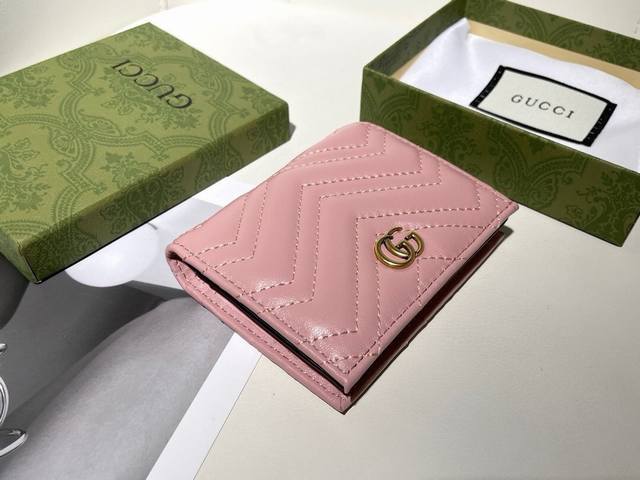 Gucci 435649颜色 黑色 粉色尺寸 11x7Gucci专柜最新款卡包，采用进口头层羊皮，做工精细，小巧实用，小包必备款！