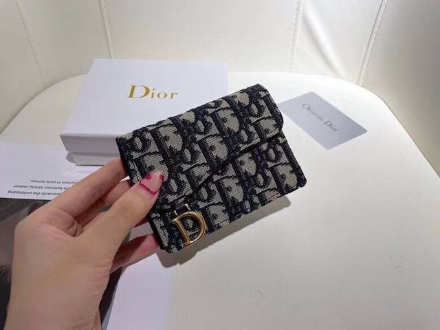 Dior 0611 颜色 黑色尺寸：10.5*7 Dior 专柜最新款出货！D家新款马鞍小卡包出货！小小一只，能放十几张卡和几张现金，对于现在人来说足够用了！复