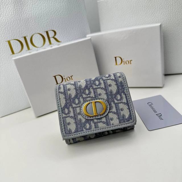 Dior D08颜色 灰色尺寸：9.5*7.5*3.5 Dior专柜最新款火爆登场！采用头层牛皮，做工精致， 媲美专柜！多功能小钱包，超级实用！