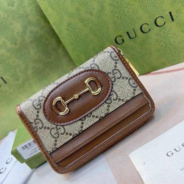 GUCCl 195501颜色 白色尺寸： 11.5*8.5*3全新推出这款由GG Supreme高级人造帆布和棕色皮革材质制成的Gucci 1955马衔扣卡包。