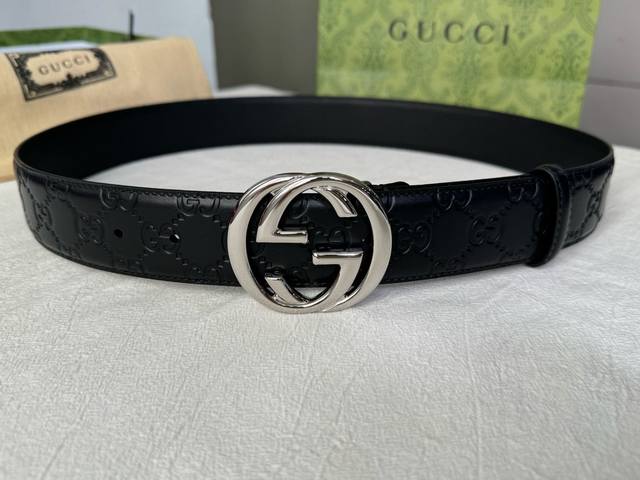 原单品质 Gucci 古驰男款互锁G金属扣腰带，采用热压技术的Gucci signature真皮精制而成，触感厚实，印花图案清晰分明。4厘米