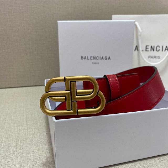 宽度30mm 巴黎世家 Balenciaga 是法国的奢侈品牌，作为时尚界最具影响力品牌之一的地位。设计师源于：都市时尚潮流独特的设计风格，采用进口小牛皮制作；