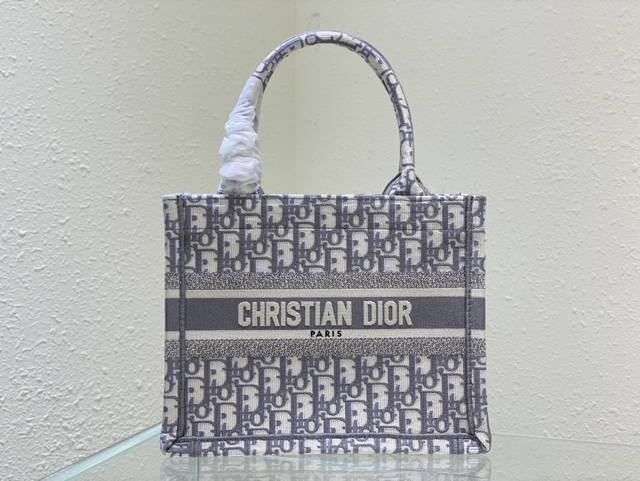 购物袋新尺寸 Dior Book Tote 时尚易逝 经典永存 Dior 高级 定制系列 刺绣帆布手提包 创造经典 演绎时尚 肩背与手提两用 小号尺寸：26.5