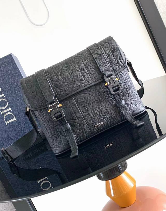 这款信使包是二零二四秋季男装系列新品，搭配翻盖，现代时尚的设计充分突显 Dior 的高订精神，进一步丰富 Dior Hit The Road 系列。Dior G