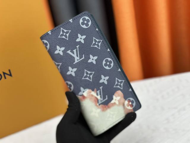西装夹 N62665宝篮丝印 本款 Brazza 钱夹取材 Monogram Craggy 帆布，以手绘笔触和糖果般的缤纷色彩赋予 Monogram 图案盎然意