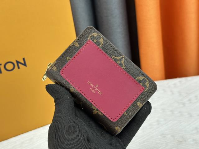 這款lou錢包m81461紫色 以monogram帆布製造，正面配有對比色口袋，並於monogram Reverse帆布上綴有monogram花卉圖案。錢包採用