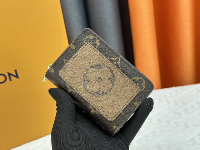 這款lou錢包m81461黄色黑色 以monogram帆布製造，正面配有對比色口袋，並於monogram Reverse帆布上綴有monogram花卉圖案。錢包