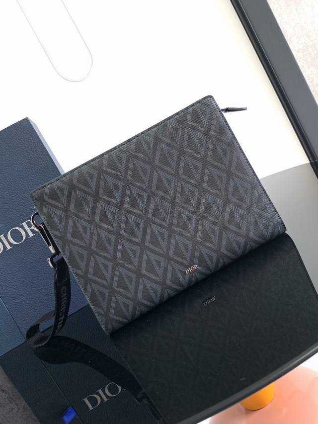 这款手拿包是 Dior 的主打单品。采和黑色 Oblique 印花面料精心制作，从 Dior 档案汲取灵感，正面饰以 Dior 标志提升格调。宽敞的拉链隔层适合