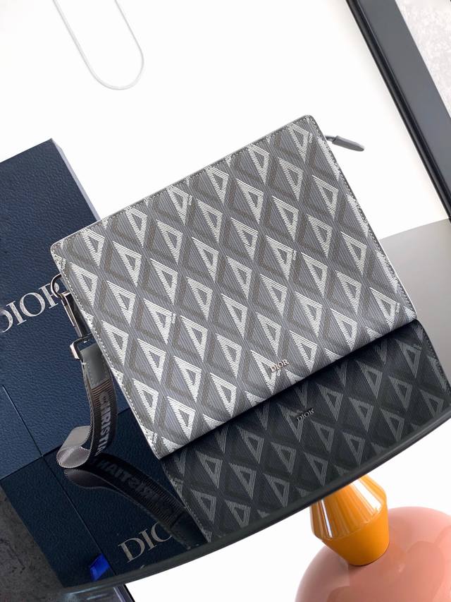 这款手拿包是 Dior 的主打单品。Oblique 灰色面料精心制作，从 Dior 档案汲取灵感，正面饰以 Dior 标志提升格调。宽敞的拉链隔层适合收纳手机，