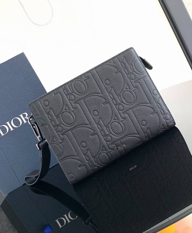 这款手拿包是 Dior 的主打单品。采用牛皮精心制作，从 Dior 档案汲取灵感，正面饰以 Dior 标志提升格调。宽敞的拉链隔层适合收纳手机，还设有六个卡槽。