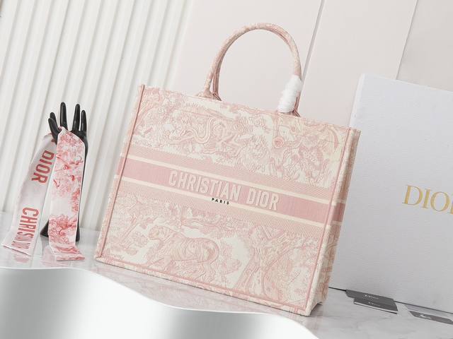 独家实物拍摄 大 原单 Dior Book Tote 托特 粉色老虎大42Cm 这款 Book Tote手袋由女装创意总监玛丽亚 嘉茜娅 蔻丽 Maria Gr