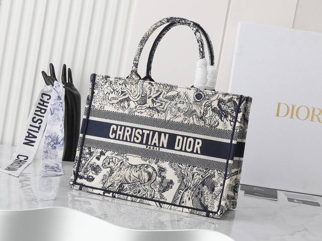 独家实物拍摄 中 原单 Dior Book Tote 托特 蓝色老虎中36Cm 这款 Book Tote手袋由女装创意总监玛丽亚 嘉茜娅 蔻丽 Maria Gr