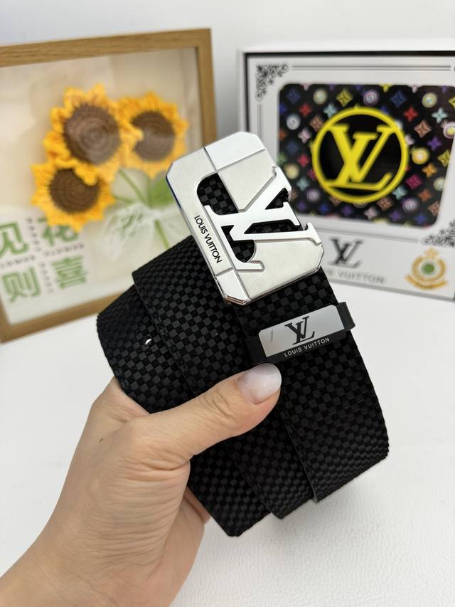 品名：Lv..路易..威登原单 材质：原单牛皮腰带 百分百头层牛皮腰带保证真皮，24K纯钢扣，专柜原单品质、做工精细，时尚大牌，送人自用首选 包装： 请认准如图