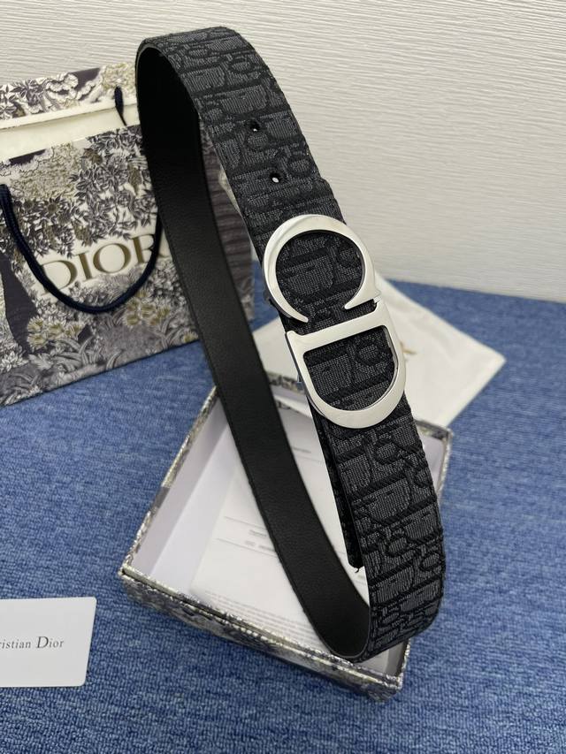 迪奥550 4.0Cm。 这款 Montaigne Avenue 腰带从同名手袋汲取灵感，采用黑色光滑 牛皮革精心制作，质感柔软，设计优雅，饰以富有光泽的新款金