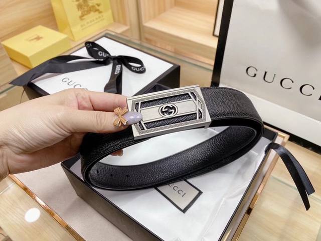 Gucci 古奇新款互扣式g带扣深受品牌辉煌的70年代经典设计所影响，得以重新诠释。安放于织纹纯皮腰带之上。正品一致的吊牌全套包装 配纸袋 礼品盒 亲们下单一