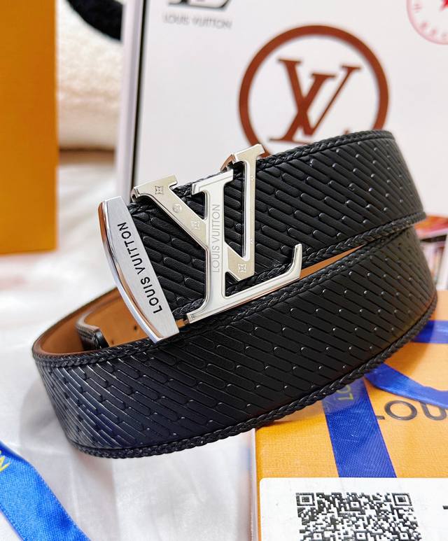 皮带：Lv..路易..威登顶级复刻. 腰带：原单品质百分百头层牛皮，保证真皮。雕花镂空工艺.真空电镀.永不掉色.24K纯钢扣纯手工编织系列双面可用专柜同等质量，