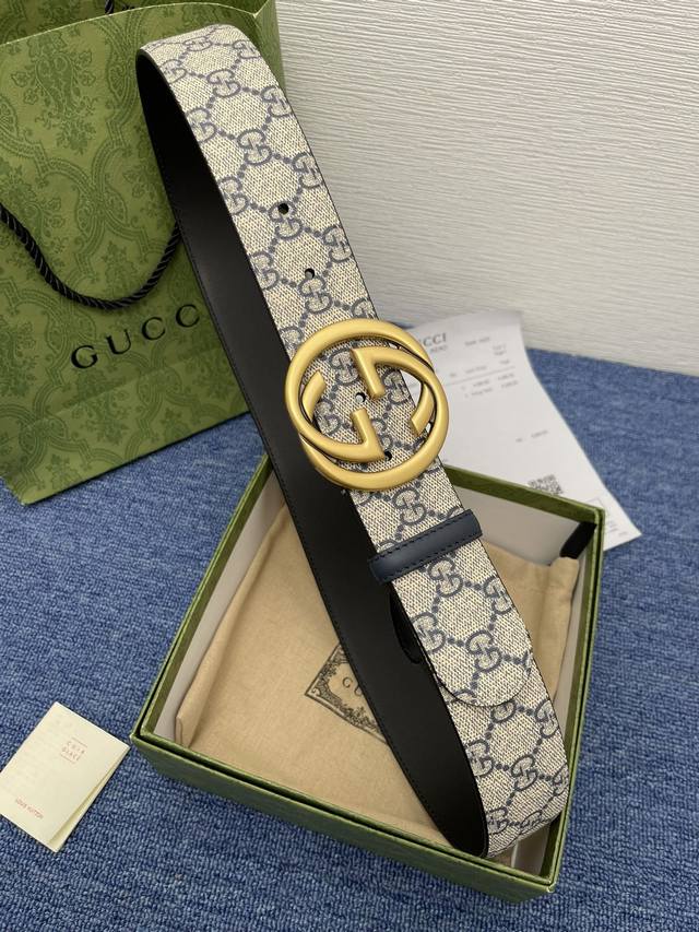 顶级原单复刻 配送专柜全套礼盒包装 品牌 古驰 Gucci 描述 采用高级gucci Signature真皮精制而成，触感厚实，饰以双g商标带扣。腰带为意大利尺