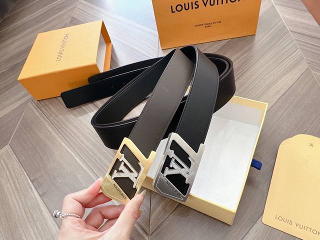 路易威登louis Vuitton 法国 专柜品质 官网同步 宽度3.8Cm 精美钢扣头 原版意大利双面进口小牛皮原版花纹 黑咖双面可以用 手感极佳 上身郊果