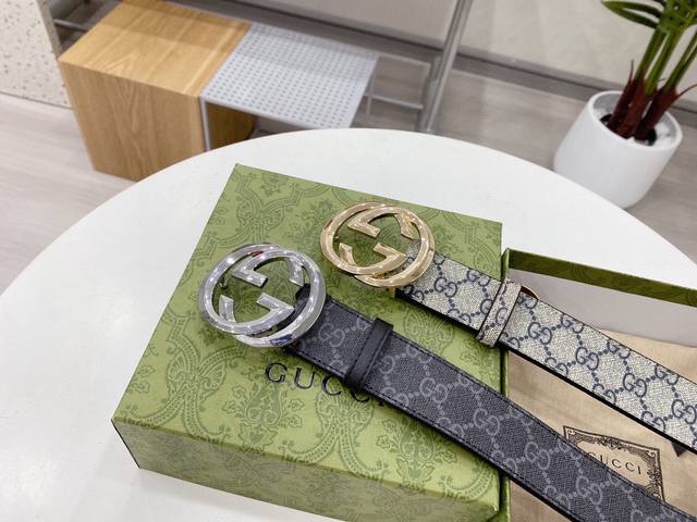 Gucci 双面可用 古奇新款互扣式g带扣深受品牌辉煌的70年代经典设计所影响，得以重新诠释。安放于织纹纯皮腰带之上。正品一致的吊牌全套包装 配纸袋 礼品盒