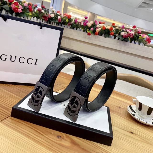 Gucci 古奇新款互扣式g带扣深受品牌辉煌的70年代经典设计所影响，得以重新诠释。安放于织纹纯皮腰带之上。纯牛皮制作 底面磨砂皮底 宽度:3.8厘米 正品一