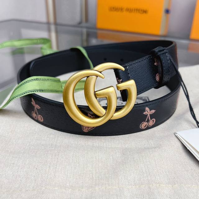 全套包装 品牌:Gucci 古驰皮带 宽度:30Mm 专柜新款女士休闲款 原版头层牛皮饰以草莓和樱桃印花 经典双ｇ古铜搭扣 宽度百搭款 原单品质