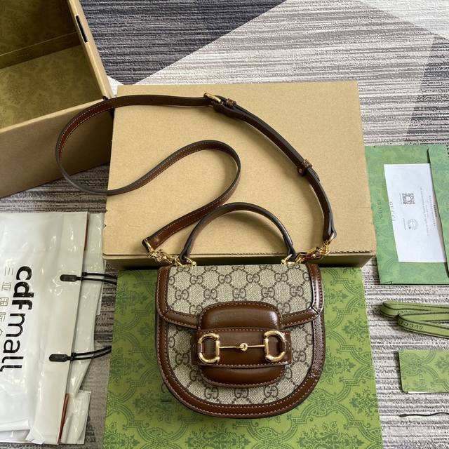 新品 Gucci Horsebit 1955系列迷你手提包 Gucci Horsebit 1955系列焕新呈献迷你肩背包款式，兼具出色百搭特性与实用功能。 型号