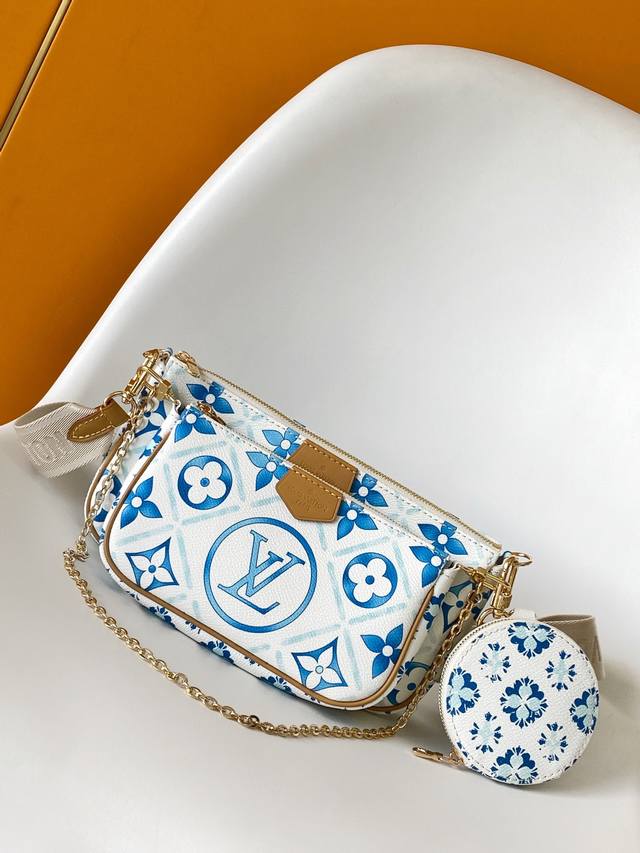 M25374 顶级原单本款 Multi Pochette Accessoires 手袋出自 Lv By The Pool 系列，以 Monogram Tiles