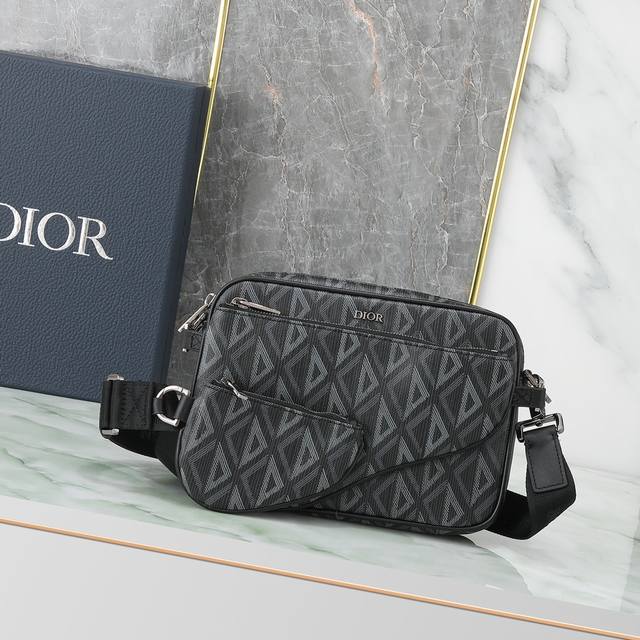 这款马鞍三件套手袋设计醒目百搭。采用黑色 Cd Diamond 图案帆布精心制作，从 Dior 档案汲取灵感，正面饰以同色调光滑牛皮革细节和 Dior 标志提升