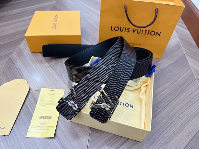 Lv：路易威登 Louis Vuitton 正版开模 此款腰带双面采用意大利原厂定制进口牛皮带身 水波纹皮 精密电镀标志性五金搭扣 。