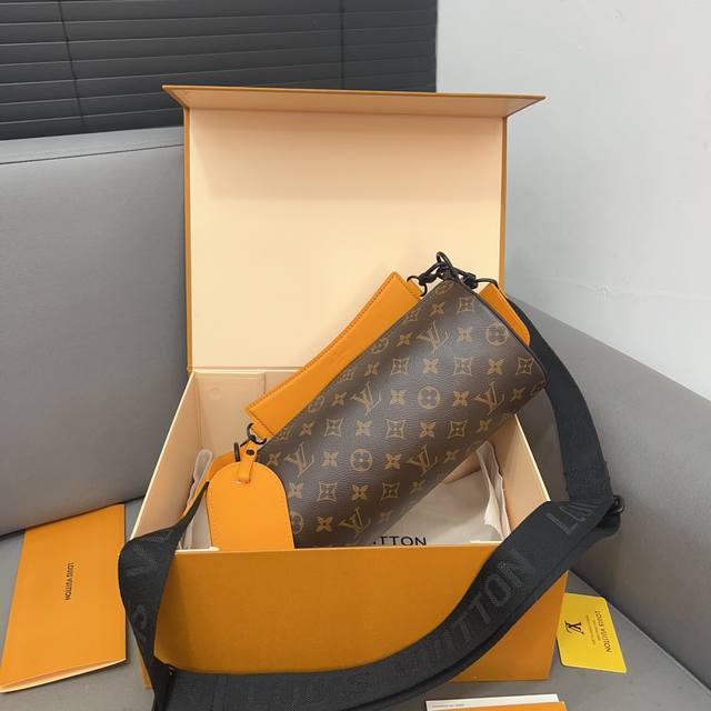 Louisvuitton 路易威登 Soft Polochon老花 圆筒包 男女通用单肩斜挎包 采用精湛镶嵌细工 经典百搭 实物拍摄 配送防尘袋 礼盒 26 X