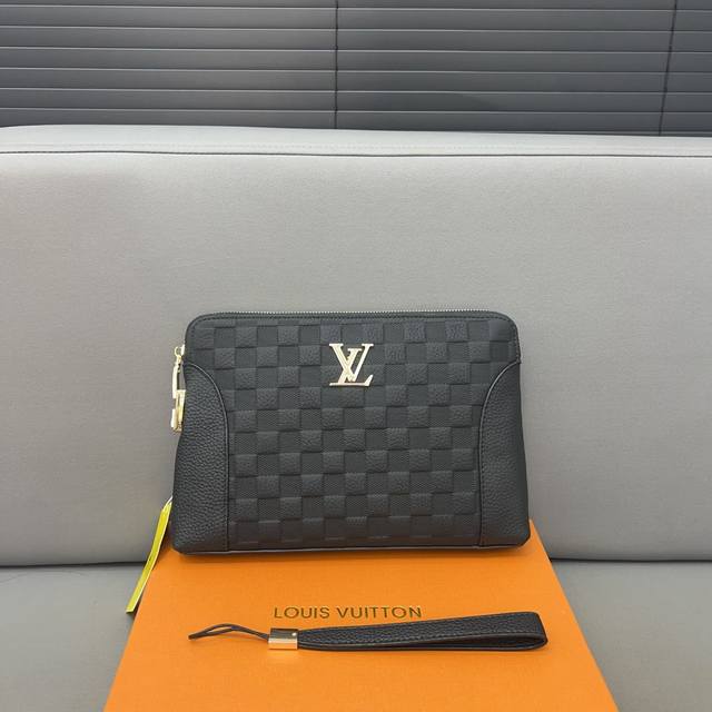 Louisvuitton 路易威登 密码锁牛皮手拿包 卡包钱包多功能男包 采用精湛镶嵌细工，实物拍摄 原厂原版面料 配送礼盒 29 X 20 Cm。