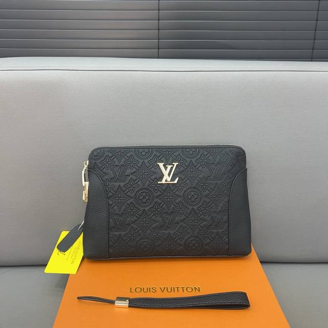 Louisvuitton 路易威登 密码锁牛皮手拿包 卡包钱包多功能男包 采用精湛镶嵌细工，实物拍摄 原厂原版面料 配送礼盒 29 X 20 Cm。