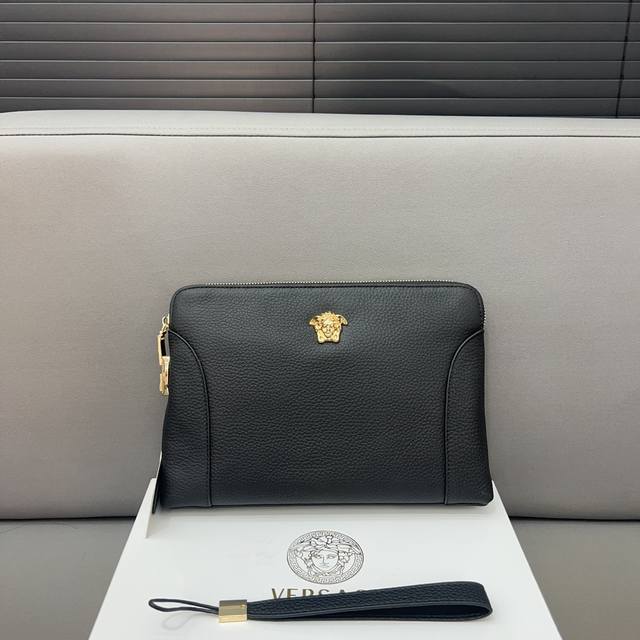 Versace 范思哲 密码锁牛皮手拿包 卡包钱包多功能男包 采用精湛镶嵌细工，实物拍摄 原厂原版面料 配送礼盒 29 X 20 Cm。